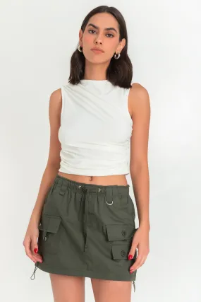 Crop top de cuello barco con plisados en hombro