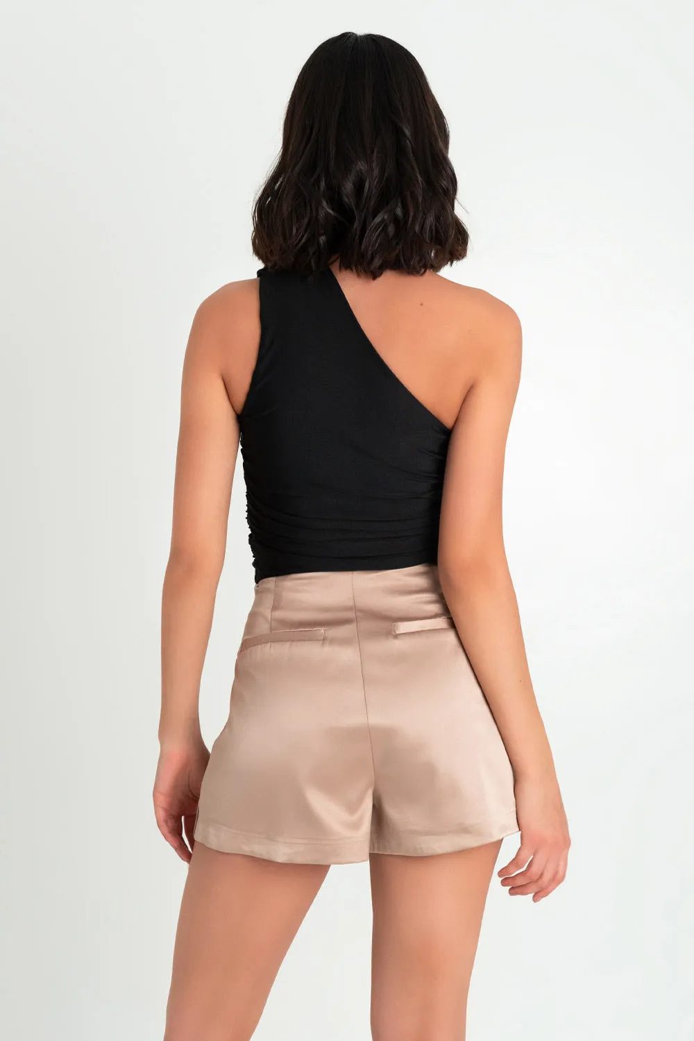 Falda short corto satinado con bajo curveado