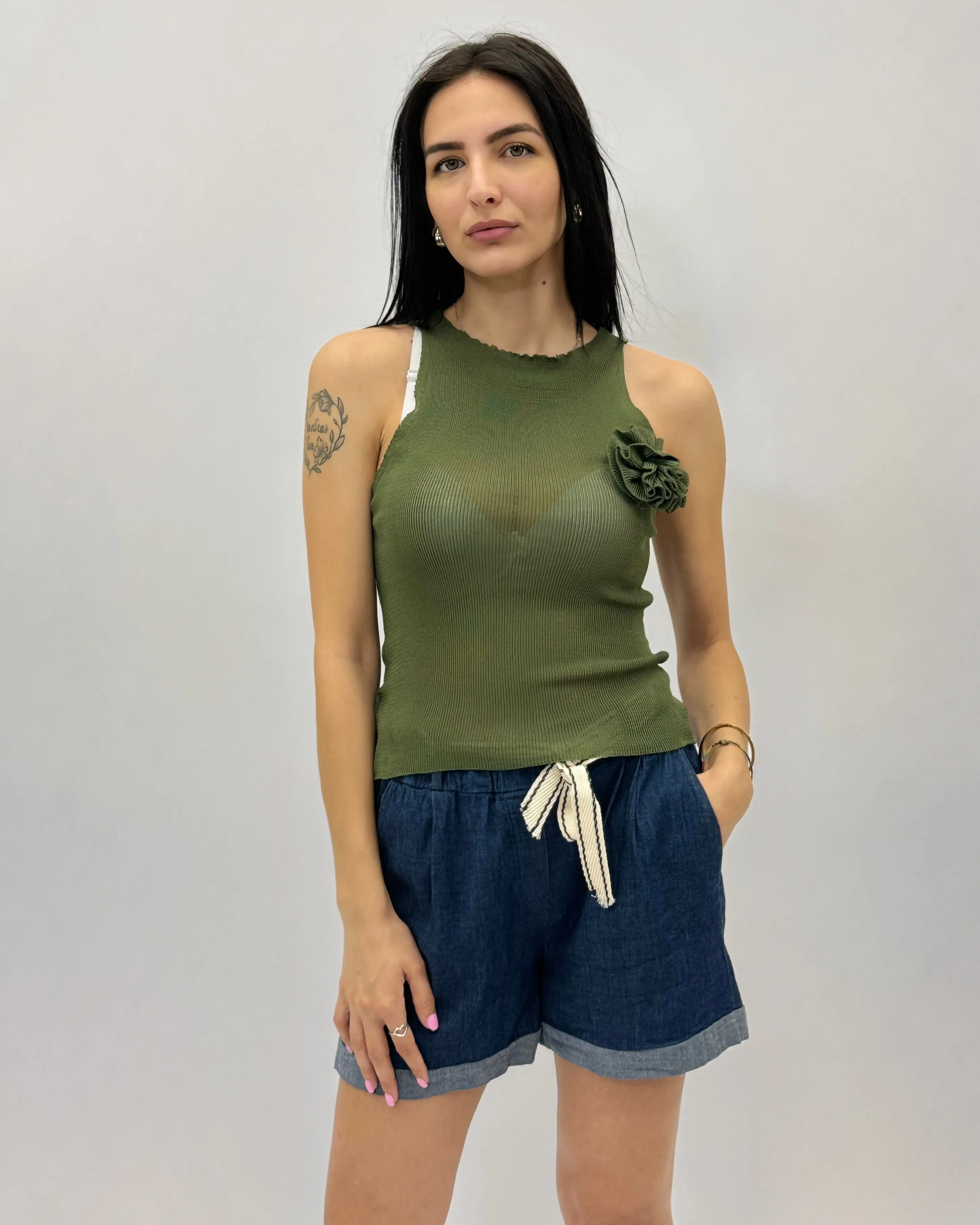 Top scollo all'americana con dettaglio fiore