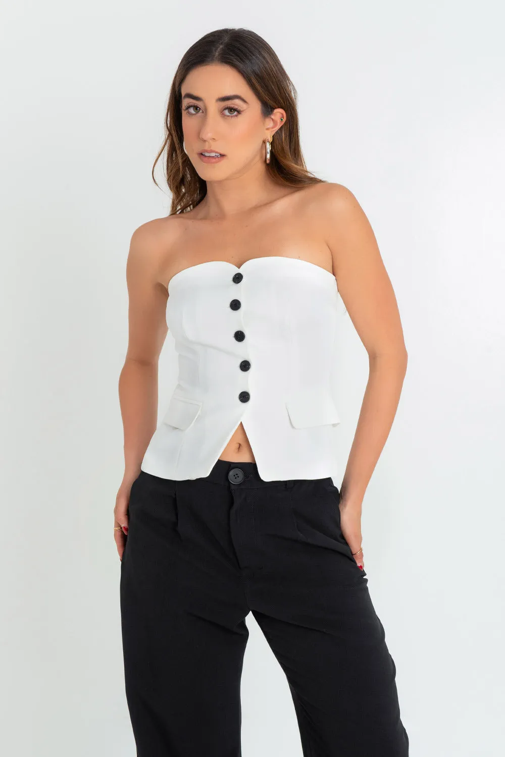 Top strapless ajustado con botones