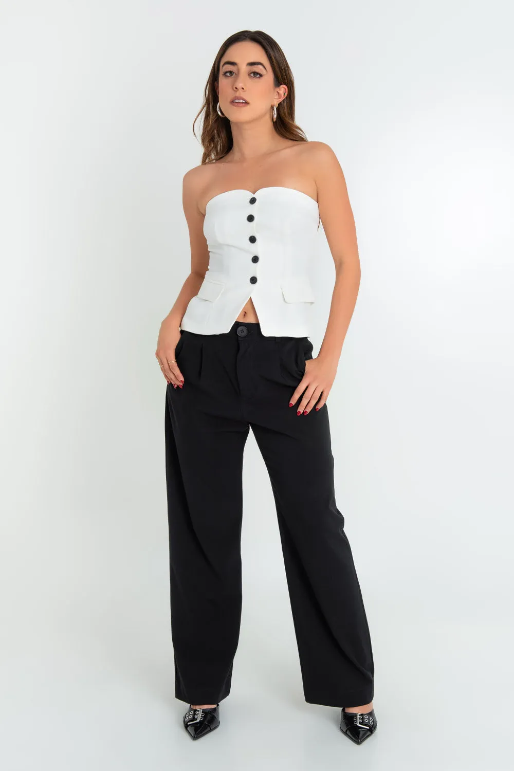 Top strapless ajustado con botones