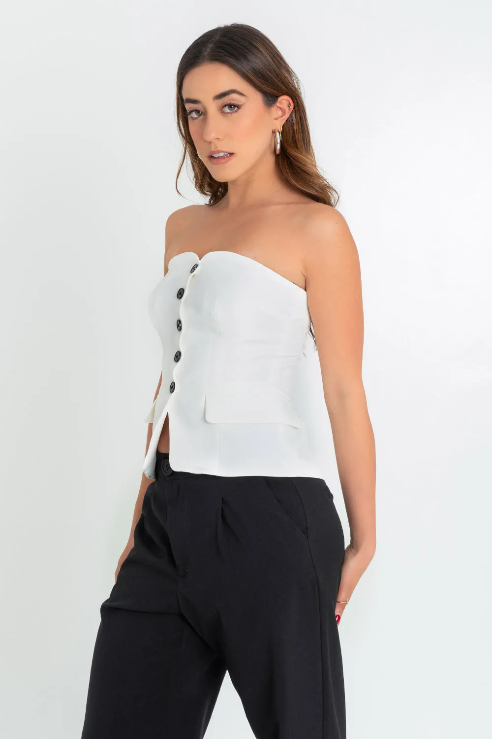 Top strapless ajustado con botones