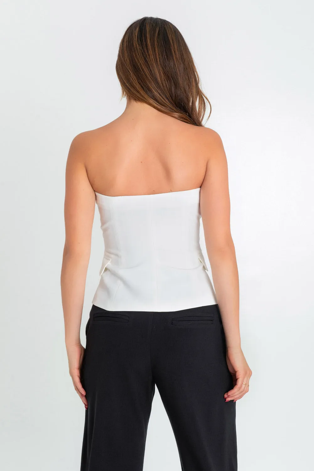 Top strapless ajustado con botones